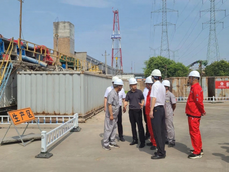 屈永安深入陜西地礦區(qū)研院灃東地?zé)崮芴娲椖繖z查指導(dǎo)工作看望慰問一線員工